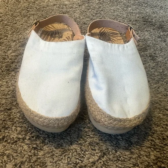 Reef Women's White and Tan Slip-On Shoes - Picture 5 of 10